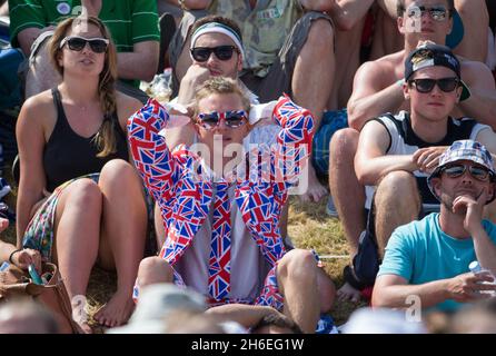 Fans sur Murray Mound lors de la finale de tennis de Wimbledon.Andy Murray, de la Grande-Bretagne, contre Novak Djokovic, de la Serbie. Banque D'Images