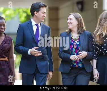 Ed Miliband, le dirigeant syndical, et Jess Phillips, le conseiller municipal de Birmingham (à droite), lorsqu’il prononce son discours sur la politique d’une nation à la Fondation St Bride à Londres. Banque D'Images