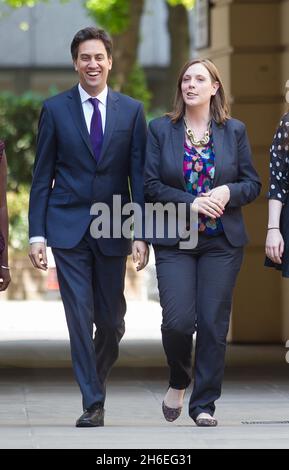 Ed Miliband, le dirigeant syndical, et Jess Phillips, le conseiller municipal de Birmingham (à droite), lorsqu’il prononce son discours sur la politique d’une nation à la Fondation St Bride à Londres. Banque D'Images