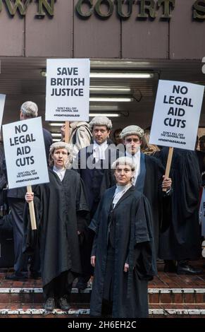 La justice britannique s'est arrêtée aujourd'hui alors que les avocats organisés par l'association de la barre criminelle convergeaient vers le tribunal de la Couronne de Southwark, pour manifester contre les réductions d'aide juridique proposées.Des milliers d'avocats de tout le Royaume-Uni ont fait l'histoire juridique en choisissant volontairement de ne pas assister à la cour. Banque D'Images