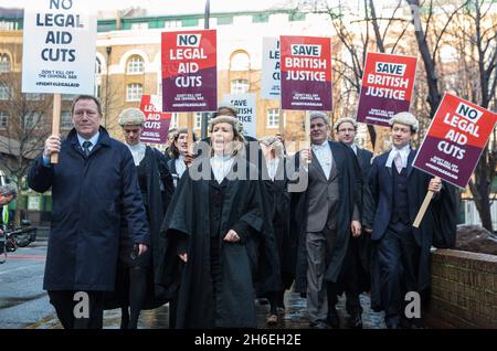 La justice britannique s'est arrêtée aujourd'hui alors que les avocats organisés par l'association de la barre criminelle convergeaient vers le tribunal de la Couronne de Southwark, pour manifester contre les réductions d'aide juridique proposées.Des milliers d'avocats de tout le Royaume-Uni ont fait l'histoire juridique en choisissant volontairement de ne pas assister à la cour. Banque D'Images