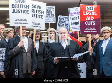 La justice britannique s'est arrêtée aujourd'hui alors que les avocats organisés par l'association de la barre criminelle convergeaient vers le tribunal de la Couronne de Southwark, pour manifester contre les réductions d'aide juridique proposées.Des milliers d'avocats de tout le Royaume-Uni ont fait l'histoire juridique en choisissant volontairement de ne pas assister à la cour. Banque D'Images