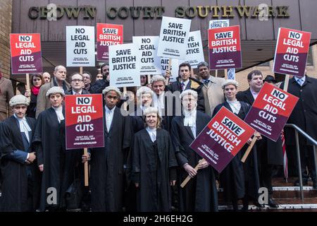 La justice britannique s'est arrêtée aujourd'hui alors que les avocats organisés par l'association de la barre criminelle convergeaient vers le tribunal de la Couronne de Southwark, pour manifester contre les réductions d'aide juridique proposées.Des milliers d'avocats de tout le Royaume-Uni ont fait l'histoire juridique en choisissant volontairement de ne pas assister à la cour. Banque D'Images