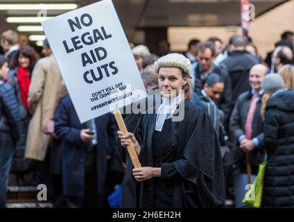 La justice britannique s'est arrêtée aujourd'hui alors que les avocats organisés par l'association de la barre criminelle convergeaient vers le tribunal de la Couronne de Southwark, pour manifester contre les réductions d'aide juridique proposées.Des milliers d'avocats de tout le Royaume-Uni ont fait l'histoire juridique en choisissant volontairement de ne pas assister à la cour. Banque D'Images