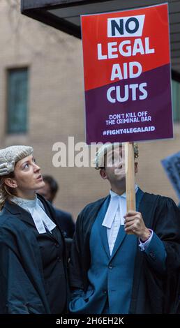 La justice britannique s'est arrêtée aujourd'hui alors que les avocats organisés par l'association de la barre criminelle convergeaient vers le tribunal de la Couronne de Southwark, pour manifester contre les réductions d'aide juridique proposées.Des milliers d'avocats de tout le Royaume-Uni ont fait l'histoire juridique en choisissant volontairement de ne pas assister à la cour. Banque D'Images