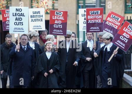 La justice britannique s'est arrêtée aujourd'hui alors que les avocats organisés par l'association de la barre criminelle convergeaient vers le tribunal de la Couronne de Southwark, pour manifester contre les réductions d'aide juridique proposées.Des milliers d'avocats de tout le Royaume-Uni ont fait l'histoire juridique en choisissant volontairement de ne pas assister à la cour. Banque D'Images