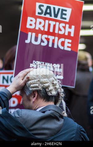 La justice britannique s'est arrêtée aujourd'hui alors que les avocats organisés par l'association de la barre criminelle convergeaient vers le tribunal de la Couronne de Southwark, pour manifester contre les réductions d'aide juridique proposées.Des milliers d'avocats de tout le Royaume-Uni ont fait l'histoire juridique en choisissant volontairement de ne pas assister à la cour. Banque D'Images