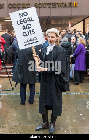 La justice britannique s'est arrêtée aujourd'hui alors que les avocats organisés par l'association de la barre criminelle convergeaient vers le tribunal de la Couronne de Southwark, pour manifester contre les réductions d'aide juridique proposées.Des milliers d'avocats de tout le Royaume-Uni ont fait l'histoire juridique en choisissant volontairement de ne pas assister à la cour. Banque D'Images