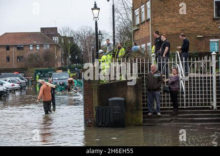 La marée haute a fait éclater la Tamise sur ses rives et ses zones d'inondation de Twickenham dans l'ouest de Londres cet après-midi. Banque D'Images