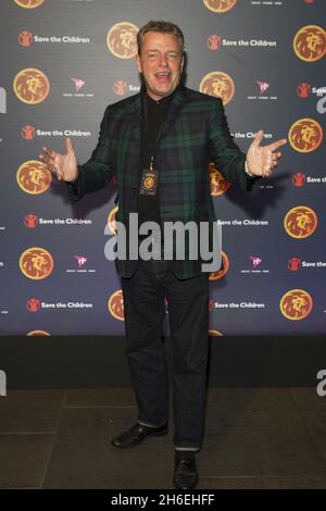 Suggs arrive à l'événement de collecte de fonds Save the Children's Night of Reggae, parrainé par RB, et tenu au Roundhouse à Londres le mercredi 12 mars 2014, pour recueillir de l'argent pour le travail de l'organisme de bienfaisance qui sauvera la vie. Banque D'Images