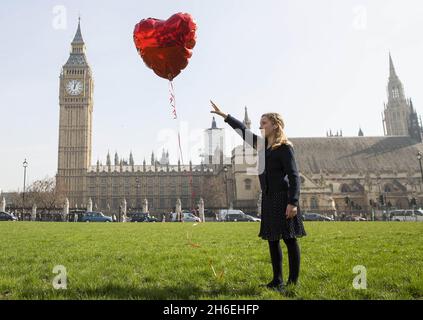 Jeudi 13 mars : sur la place du Parlement de Londres, avec la permission de Banksy, #withsyria et Mili Baxter ont recréé la célèbre image « il y a toujours de l'espoir ».#withsyria veillée a également eu lieu dans le monde entier pour sensibiliser le public au troisième anniversaire du conflit syrien.Cela a été marqué par la libération simultanée de ballons rouges à New York, Washington DC, Moscou, Paris et le plus grand camp de réfugiés syriens de Jordanie, le camp de ZA'atari. Banque D'Images