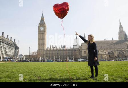 Jeudi 13 mars : sur la place du Parlement de Londres, avec la permission de Banksy, #withsyria et Mili Baxter ont recréé la célèbre image « il y a toujours de l'espoir ».#withsyria veillée a également eu lieu dans le monde entier pour sensibiliser le public au troisième anniversaire du conflit syrien.Cela a été marqué par la libération simultanée de ballons rouges à New York, Washington DC, Moscou, Paris et le plus grand camp de réfugiés syriens de Jordanie, le camp de ZA'atari. Banque D'Images