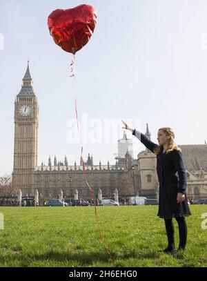 Jeudi 13 mars : sur la place du Parlement de Londres, avec la permission de Banksy, #withsyria et Mili Baxter ont recréé la célèbre image « il y a toujours de l'espoir ».#withsyria veillée a également eu lieu dans le monde entier pour sensibiliser le public au troisième anniversaire du conflit syrien.Cela a été marqué par la libération simultanée de ballons rouges à New York, Washington DC, Moscou, Paris et le plus grand camp de réfugiés syriens de Jordanie, le camp de ZA'atari. Banque D'Images