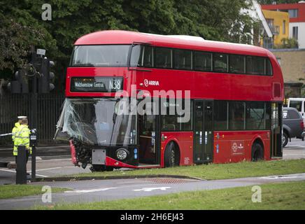 Un accident impliquant un bus londonien et une voiture a tué une personne et en a blessé 13 autres ce matin sur Lea Bridge Road à l'est de Londres. Banque D'Images