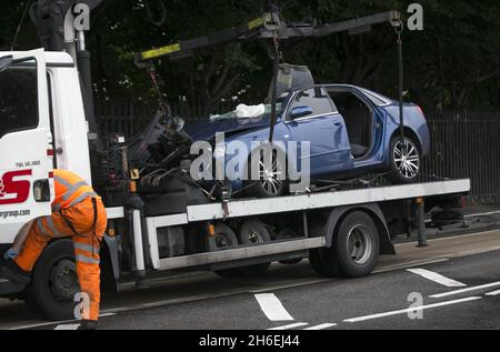 Un accident impliquant un bus londonien et une voiture a tué une personne et en a blessé 13 autres ce matin sur Lea Bridge Road à l'est de Londres. Banque D'Images