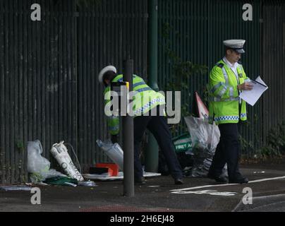 Un accident impliquant un bus londonien et une voiture a tué une personne et en a blessé 13 autres ce matin sur Lea Bridge Road à l'est de Londres. Banque D'Images