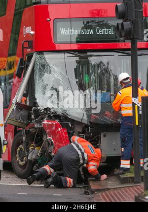 Un accident impliquant un bus londonien et une voiture a tué une personne et en a blessé 13 autres ce matin sur Lea Bridge Road à l'est de Londres. Banque D'Images