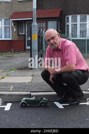 Les résidents locaux de Francis Avenue à Feltham, Middlesex, ont été laissés perplexes après que les ouvriers de Hounslow Borough Council ont marqué leur route avec un espace de stationnement mesurant seulement 24' de large.Le propriétaire David Bull, 67 ans, a déclaré : « les ouvriers marquaient la route pour empêcher les gens de se garer sur nos routes, mais quand ils l'ont fait, je pensais que c'était une blague. »« ce n'est qu'à leur départ que je me suis rendu compte que c'était pour vrai.Je suis allé et j'ai obtenu ma mesure de bande et a mesuré la largeur comme 24 pouces.Juste assez grand pour garer ma voiture Bentley modèle' Banque D'Images