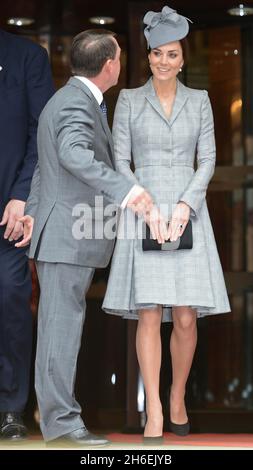 Le duc et la duchesse de Cambridge quittent l'hôtel Royal Garden avec le président de la République de Singapour et Mme Tony Tan Keng Yam pour le cérémonie d'accueil de la Reine et du duc d'Édimbourg. Banque D'Images