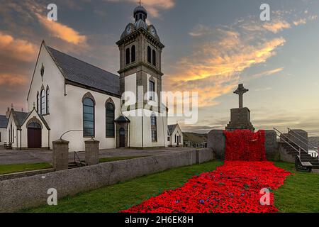 EGLISE PAROISSIALE DE MACDUFF ECOSSE LE JOUR DU SOUVENIR UNE CASCADE DE 13,000 COQUELICOTS ROUGES TRICOTÉS À LA MAIN DU MONDE ENTIER Banque D'Images