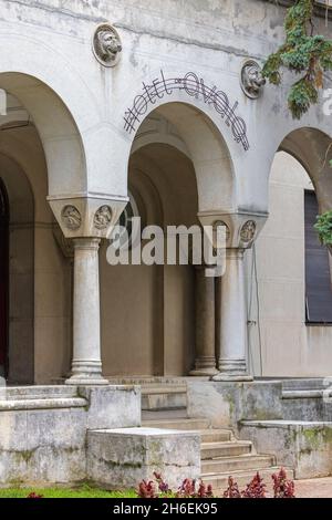 Belgrade, Serbie - 23 octobre 2021 : entrée au vieil hôtel Avala au sommet de la montagne. Banque D'Images