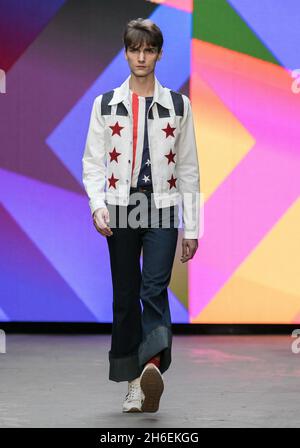 Un modèle affiche une création de Topman sur la passerelle pendant le spectacle London Collections: Men 2015. Banque D'Images