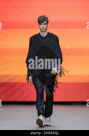 Un modèle affiche une création de Topman sur la passerelle pendant le spectacle London Collections: Men 2015. Banque D'Images