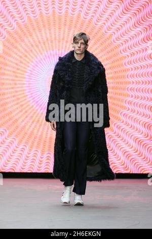 Un modèle affiche une création de Topman sur la passerelle pendant le spectacle London Collections: Men 2015. Banque D'Images