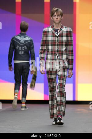 Un modèle affiche une création de Topman sur la passerelle pendant le spectacle London Collections: Men 2015. Banque D'Images