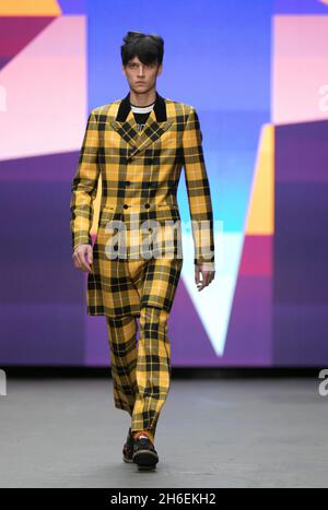 Un modèle affiche une création de Topman sur la passerelle pendant le spectacle London Collections: Men 2015. Banque D'Images