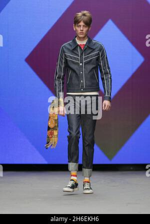 Un modèle affiche une création de Topman sur la passerelle pendant le spectacle London Collections: Men 2015. Banque D'Images