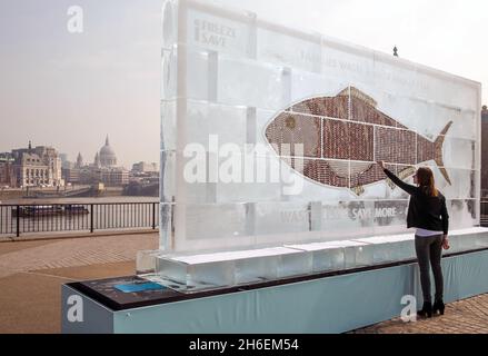 Aujourd'hui, un panneau d'affichage gelé de 20 pieds entièrement constitué de glace et d'argent liquide a été dévoilé pour inciter Brits à économiser de l'argent et à réduire les déchets ménagers en utilisant davantage leur congélateur.Le panneau d'affichage contenant à‚Â £ 700 en pièces et billets (la quantité moyenne de déchets ménagers chaque année sur la nourriture) a été créé par iFreeze, iSave et suit la recherche révélant que deux millions de Britanniques conservent l'argent dans le congélateur mais jettent 850,000 tonnes de bonne nourriture chaque année. Banque D'Images