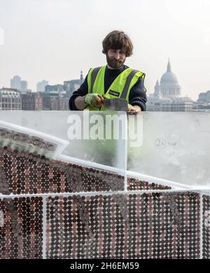 Aujourd'hui, un panneau d'affichage gelé de 20 pieds entièrement constitué de glace et d'argent liquide a été dévoilé pour inciter Brits à économiser de l'argent et à réduire les déchets ménagers en utilisant davantage leur congélateur.Le panneau d'affichage contenant à‚Â £ 700 en pièces et billets (la quantité moyenne de déchets ménagers chaque année sur la nourriture) a été créé par iFreeze, iSave et suit la recherche révélant que deux millions de Britanniques conservent l'argent dans le congélateur mais jettent 850,000 tonnes de bonne nourriture chaque année. Banque D'Images