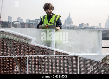 Aujourd'hui, un panneau d'affichage gelé de 20 pieds entièrement constitué de glace et d'argent liquide a été dévoilé pour inciter Brits à économiser de l'argent et à réduire les déchets ménagers en utilisant davantage leur congélateur.Le panneau d'affichage contenant à‚Â £ 700 en pièces et billets (la quantité moyenne de déchets ménagers chaque année sur la nourriture) a été créé par iFreeze, iSave et suit la recherche révélant que deux millions de Britanniques conservent l'argent dans le congélateur mais jettent 850,000 tonnes de bonne nourriture chaque année. Banque D'Images