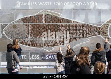 Aujourd'hui, un panneau d'affichage gelé de 20 pieds entièrement constitué de glace et d'argent liquide a été dévoilé pour inciter Brits à économiser de l'argent et à réduire les déchets ménagers en utilisant davantage leur congélateur.Le panneau d'affichage contenant à‚Â £ 700 en pièces et billets (la quantité moyenne de déchets ménagers chaque année sur la nourriture) a été créé par iFreeze, iSave et suit la recherche révélant que deux millions de Britanniques conservent l'argent dans le congélateur mais jettent 850,000 tonnes de bonne nourriture chaque année. Banque D'Images