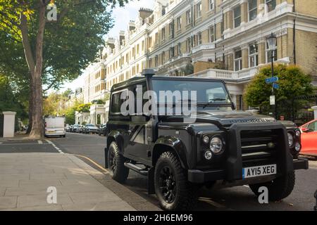 LONDRES : Land Rover Defender stationné dans la rue de Londres Banque D'Images