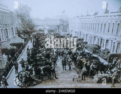 18 chevaux du régiment monté de Cavalerie de la maison et Joey, le cheval de marionnette grandeur nature du Théâtre national de War Horse, ont entrepris de recréer une image prise dans la même rue en 1915. Banque D'Images