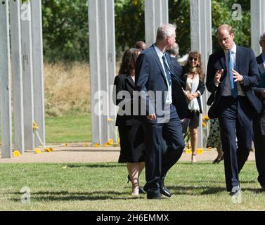 Le Prince William parle aujourd'hui à Paul Dadge lors du Hyde Park Memorial 7/7. Banque D'Images