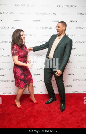 Susanna Reid rencontre Will Smith lors de la projection privée de son film commotion à Londres Banque D'Images