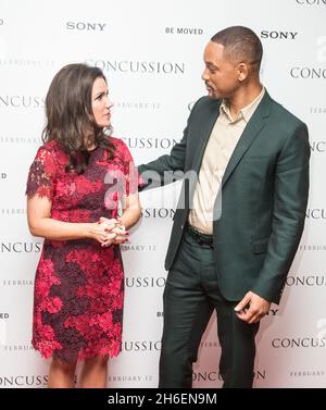 Susanna Reid rencontre Will Smith lors de la projection privée de son film commotion à Londres Banque D'Images