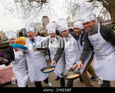 La course parlementaire de Pancake de 2016 a eu lieu ce matin dans les jardins de la tour Victoria, près des chambres du Parlement. Banque D'Images