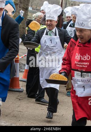 La course parlementaire de Pancake de 2016 a eu lieu ce matin dans les jardins de la tour Victoria, près des chambres du Parlement. Banque D'Images