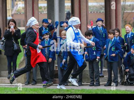 La course parlementaire de Pancake de 2016 a eu lieu ce matin dans les jardins de la tour Victoria, près des chambres du Parlement. Banque D'Images