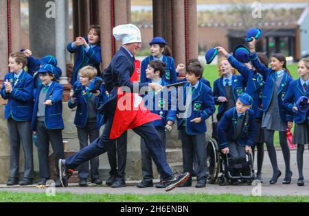 La course parlementaire de Pancake de 2016 a eu lieu ce matin dans les jardins de la tour Victoria, près des chambres du Parlement. Banque D'Images