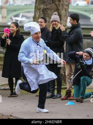 La course parlementaire de Pancake de 2016 a eu lieu ce matin dans les jardins de la tour Victoria, près des chambres du Parlement. Banque D'Images