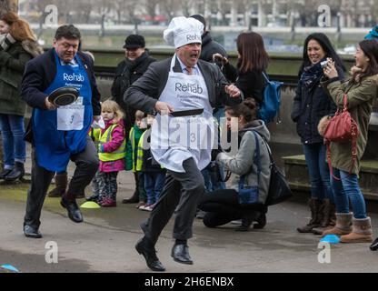 La course parlementaire de Pancake de 2016 a eu lieu ce matin dans les jardins de la tour Victoria, près des chambres du Parlement. Banque D'Images