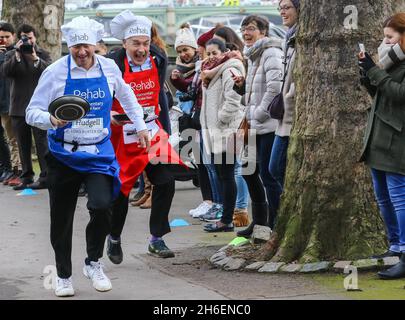 La course parlementaire de Pancake de 2016 a eu lieu ce matin dans les jardins de la tour Victoria, près des chambres du Parlement. Banque D'Images