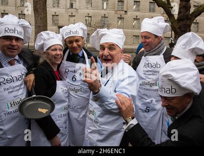 La course parlementaire de Pancake de 2016 a eu lieu ce matin dans les jardins de la tour Victoria, près des chambres du Parlement. Banque D'Images