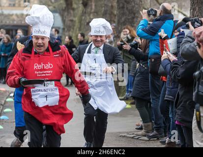 La course parlementaire de Pancake de 2016 a eu lieu ce matin dans les jardins de la tour Victoria, près des chambres du Parlement. Banque D'Images