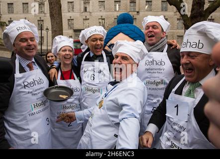 La course parlementaire de Pancake de 2016 a eu lieu ce matin dans les jardins de la tour Victoria, près des chambres du Parlement. Banque D'Images